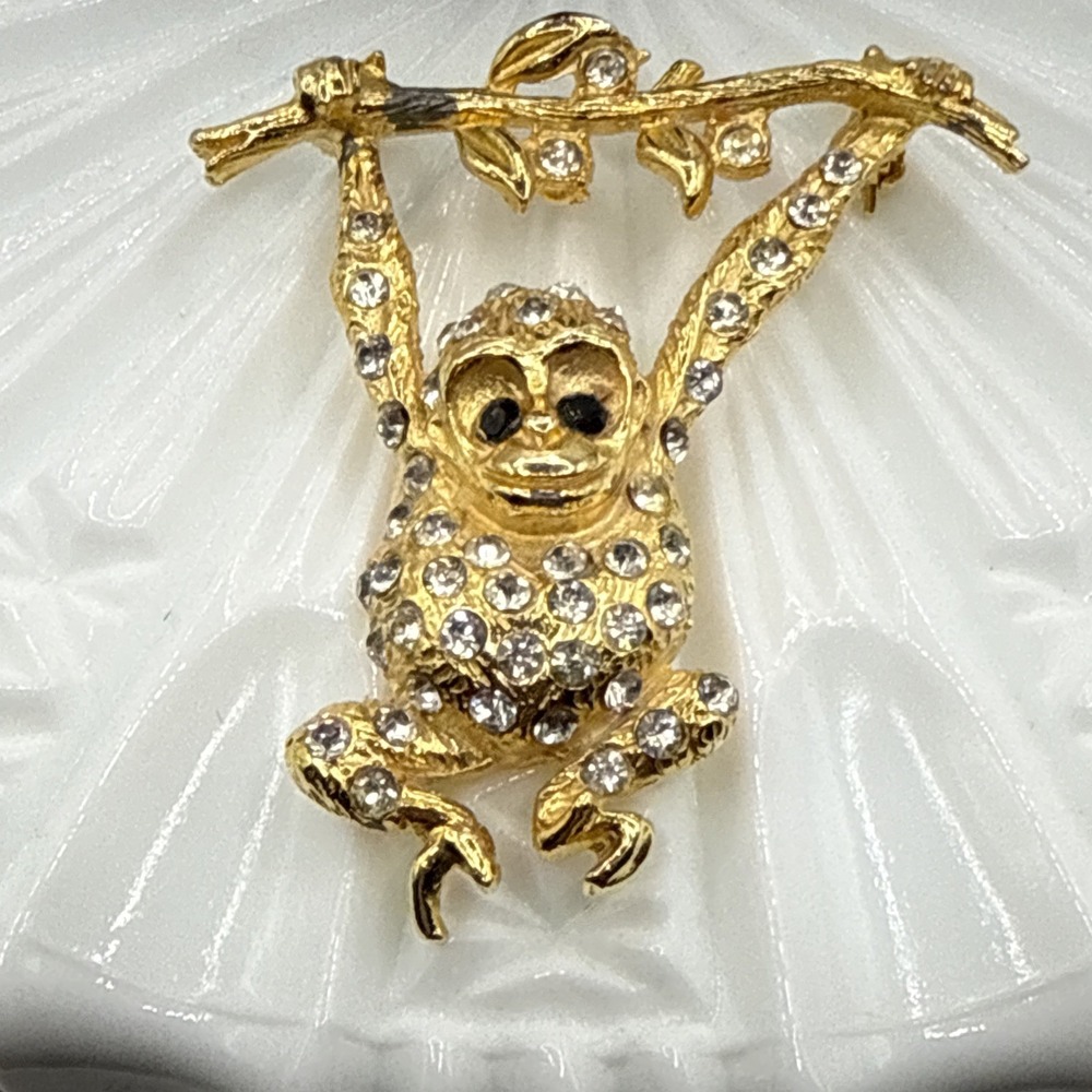 Vtg Brooch PLAYFUL SWINGING MONKEY WHIMSICAL FIGURAL ART DECO REVIVAL BLACK EYES - Picture 2 of 16